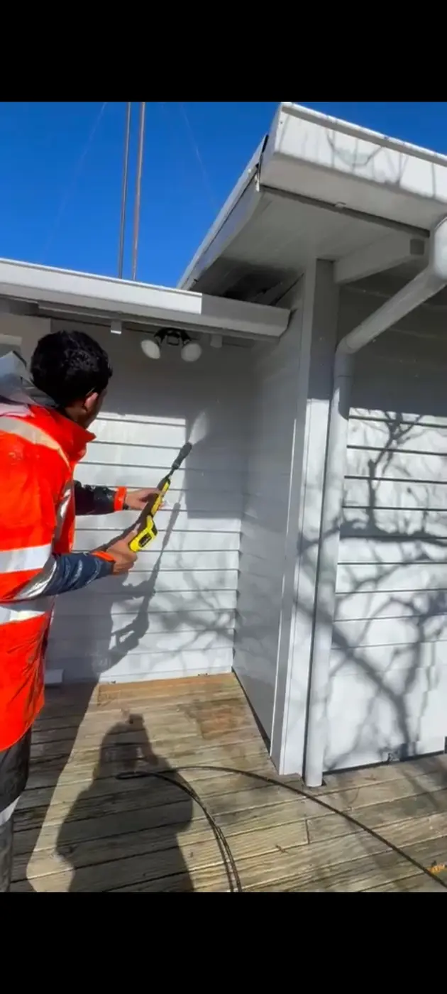 Detailed washing of exterior house cladding