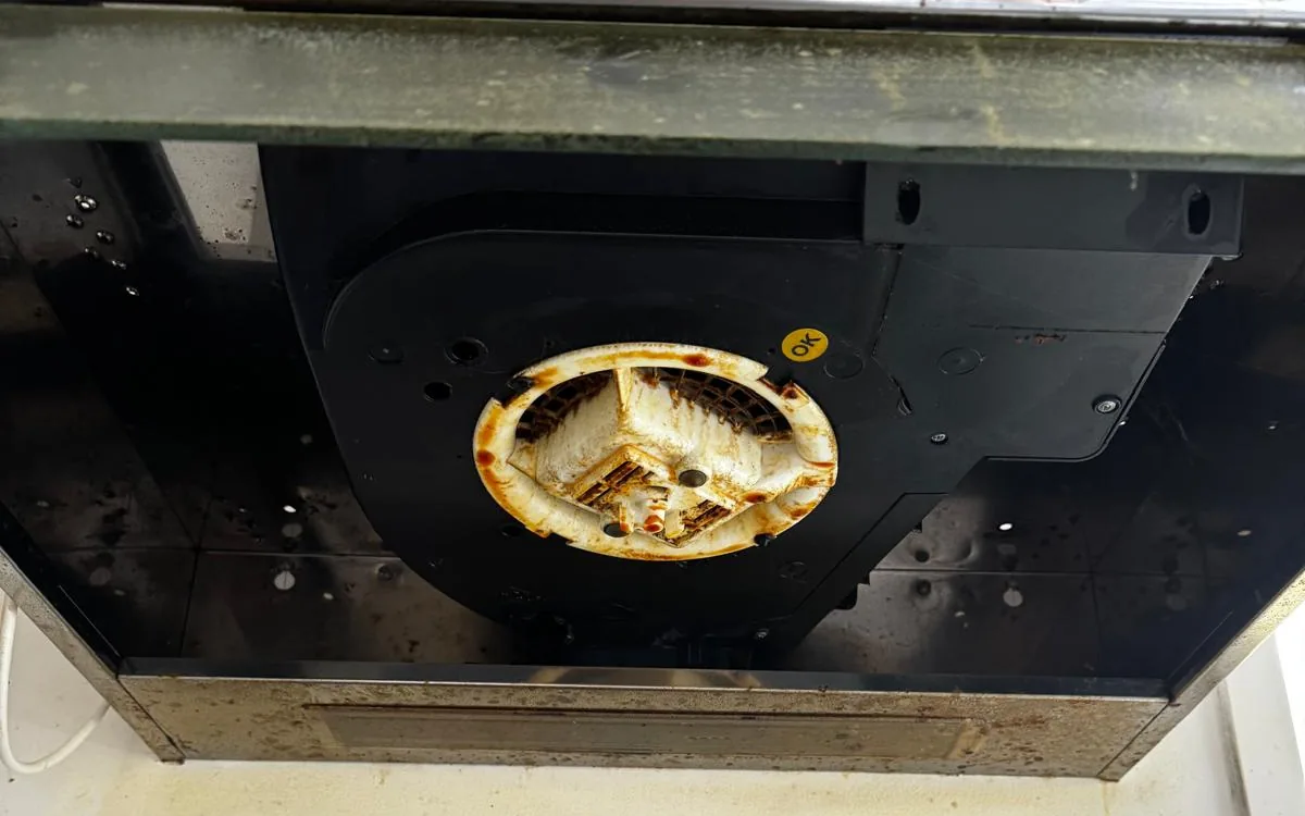Rangehood deep cleaning North Shore — greasy extractor fan before cleaning