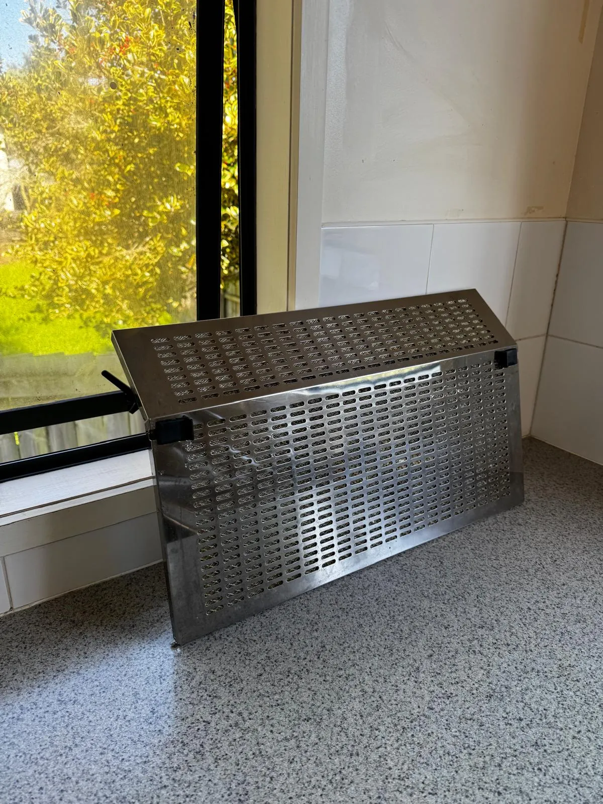 Rangehood filter degreasing Auckland — filter restored to bare stainless steel